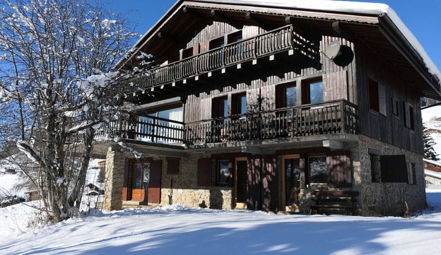 Spacious chalet 8 rooms, 14 people, near slopes, with parking in Notre-Dame-de-Bellecombe