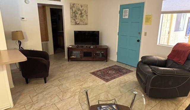 Spacious 1 bedroom sleeps 6. Pool, Boat Parking. Walking distance to Downtown