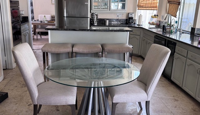 Spacious 4/bedroom house in delightfulneighborhood