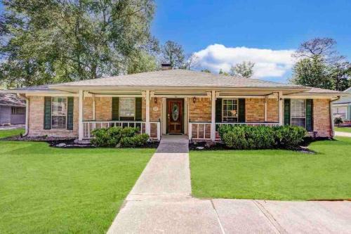 Spacious 4BR for Groups - 3 min to Woodlands Mall in Shenandoah