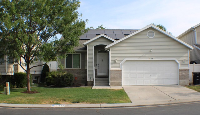 Spacious 5-bedroom house in charming Stansbury Park with WiFi, AC in Stansbury Park