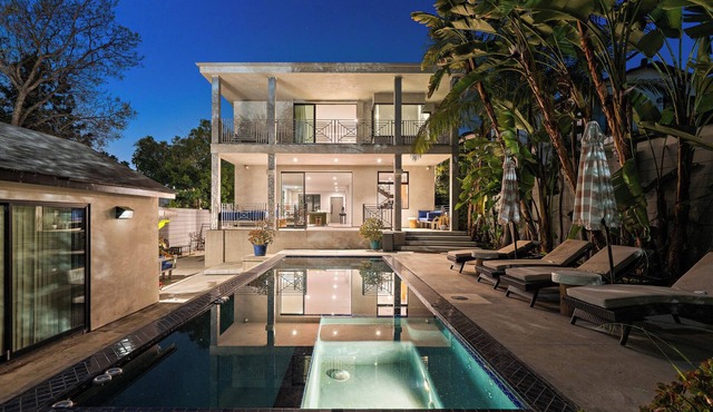 Spacious 5-bedroom villa in wonderful Runyon Canyon with Poll
