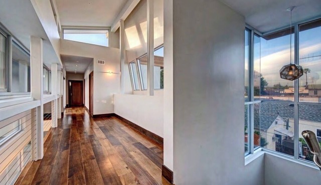 Spacious 5-bedroom house in marvelous Los Angeles with AC. in Los Angeles