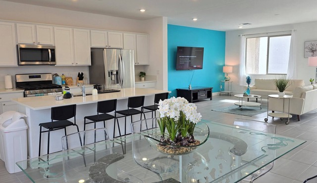 Spacious 5BR House ★ Pool Table ★ Arcades