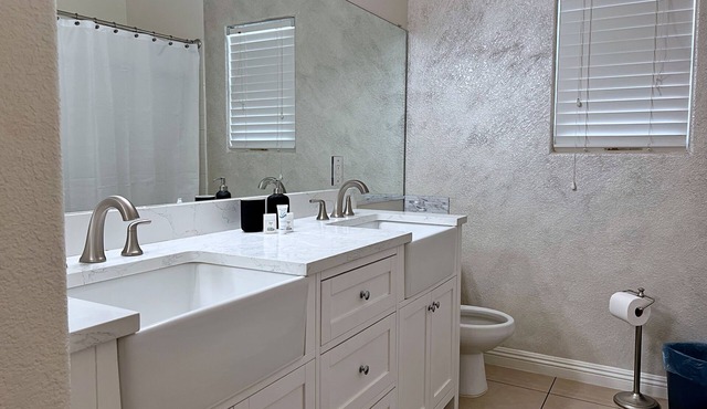 Spacious 6-bedroom house in lovely Las Vegas with Pool, Spa and Billiards