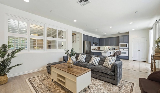 Spacious 6-bedroom house in peaceful Fontana with AC