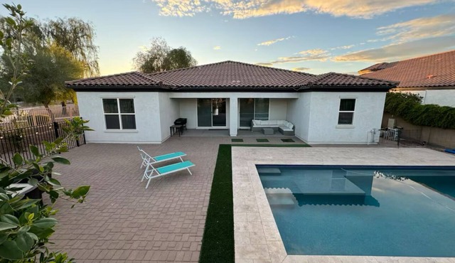 Spacious 6-bedroom house with a pool, AC, WiFi in beautiful Queen Creek!