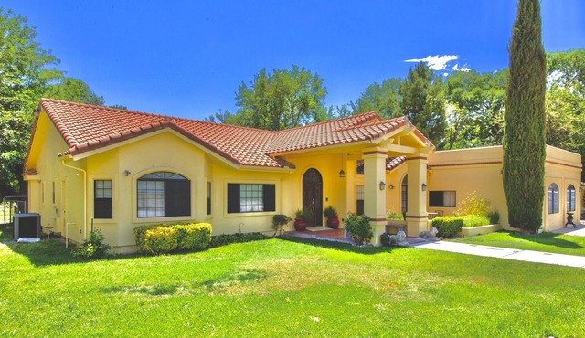 Spacious 7-Bedroom Retreat with Private Pond