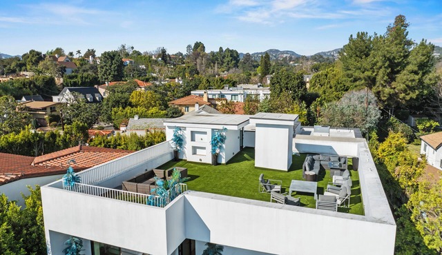 Spacious 7-bedroom house with AC in tranquil Los Angeles