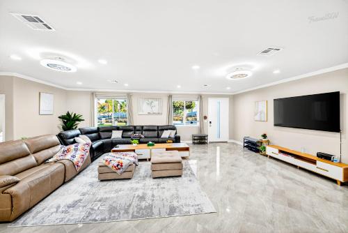 Spacious 9BR Home + Parking + Near DTLA #TravelSGV