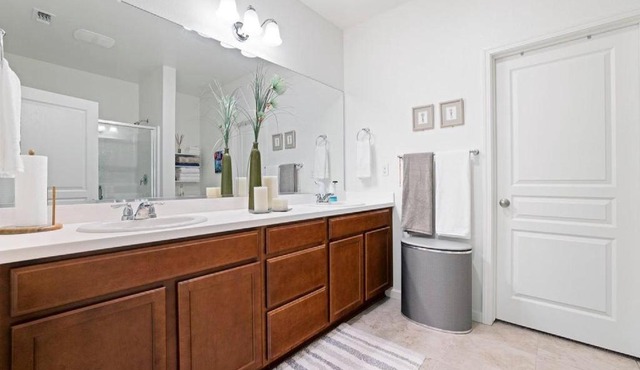 Spacious beautiful home perfect for groups and families in Madera