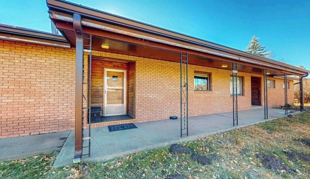 Spacious cabin with river views, private hot tub, sun room, and full kitchen! in South Fork
