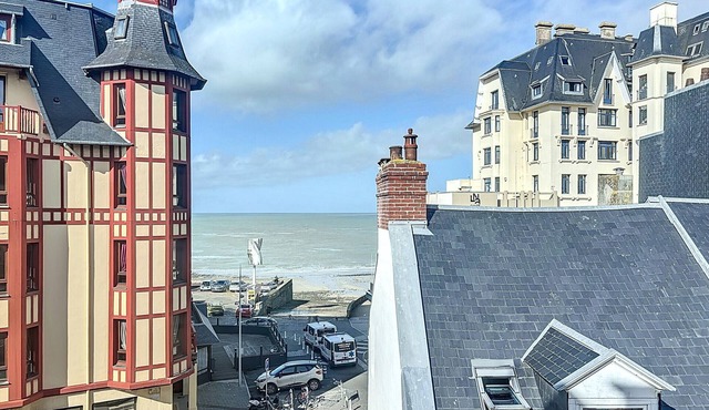 Spacious central duplex with views, 50m from beach, elevator, and WIFI in Granville