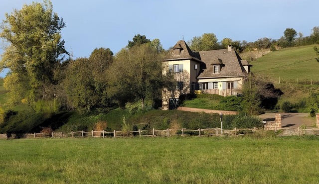 Spacious Charming House for 12 – Vineyard Views & Tranquility for Families/Friends/Sports Groups in Clairvaux-d'Aveyron