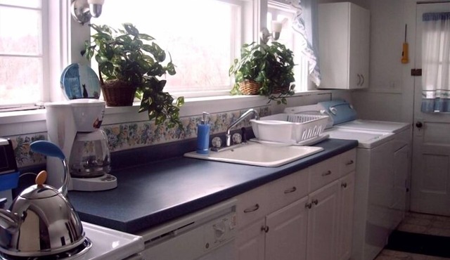 Spacious Comfortable Charming Family Farmhouse Great Location in Lee