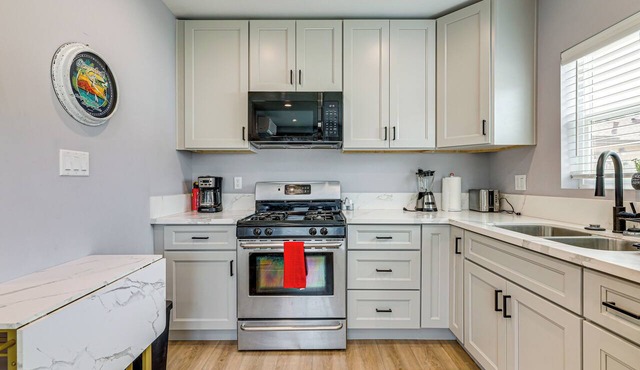 Spacious, Cozy Rear House Near LAX in Compton