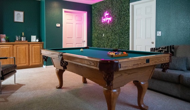Spacious Fam-Friendly 3br W/King Suite near Strip! WiFi and Garage parking!