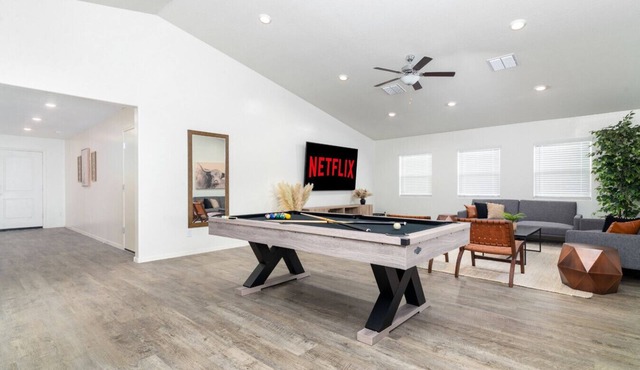 *Spacious Family Oasis*Pool Table*Backyard*Garage*