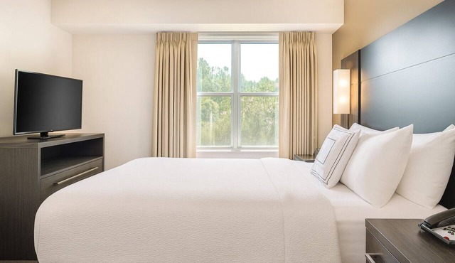 Spacious Good-Value Accommodation! Full Kitchen, Free Breakfast, Swimming Pool! in Cary