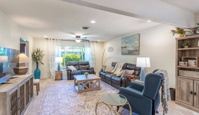 Spacious home/extra living room, coffee bar, play space, office/exercise rm! in Redding