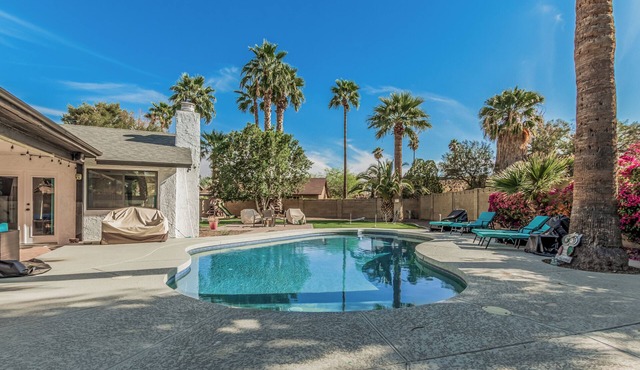 Spacious Home + Pool, Putting & Dream Backyard in Phoenix
