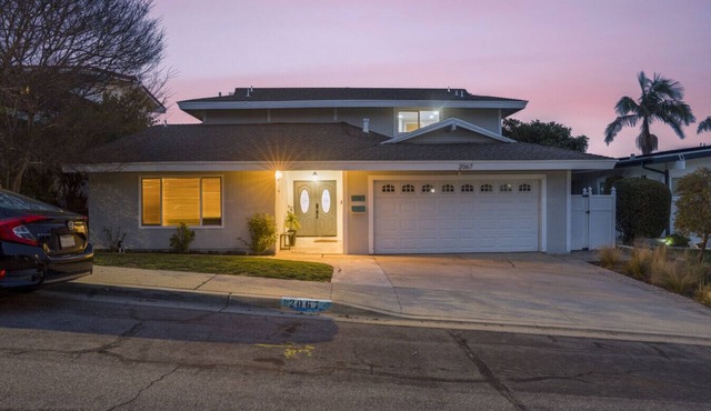 Spacious Home with Amazing Skyline & Mountain Views