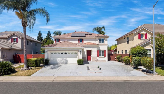 Spacious home with pool, sleeps up to 15 Guest