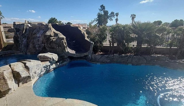 Spacious Home with incredible Pool/slide and jaquzzi.Great River & Casino Fun.n