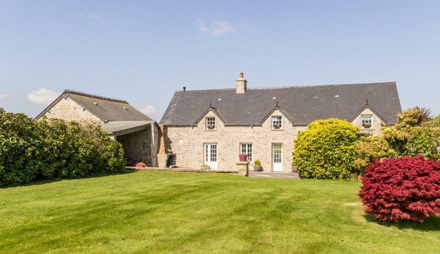 Spacious house with enclosed garden near Cherbourg in Hardinvast