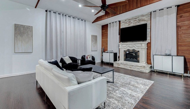 Spacious Houston Retreat, 17 Mins to Downtown, Perfect for Groups & Celebrations in Houston