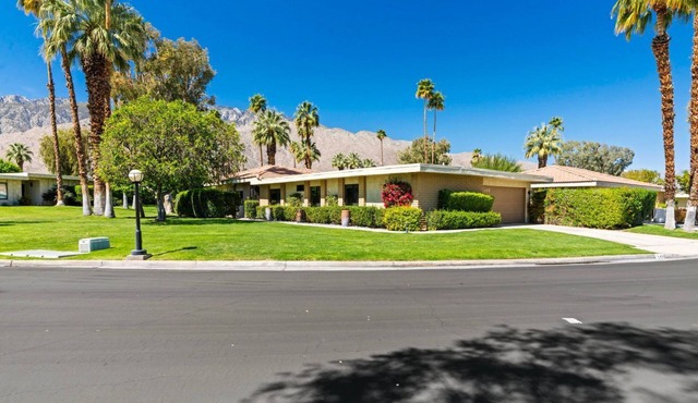Spacious Mid-Century Condo in Sunny Palm Springs