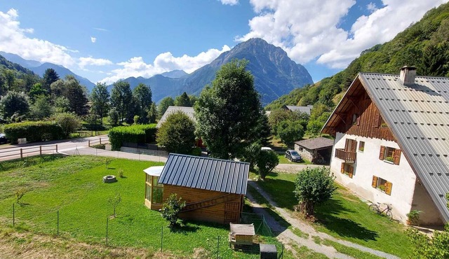 Spacious Mountain Gîte Vermarine ideal for families, Cycle and Ski sleeps to 10 in Allemond