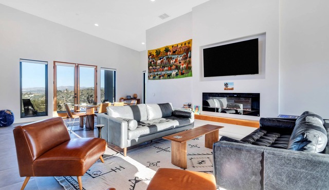Spacious mountain view dog-friendly house with grill, fireplace, W/D, & kitchen