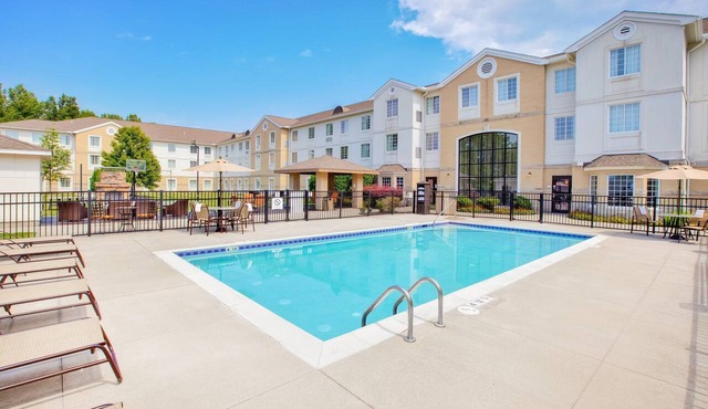 Spacious Queen Studio | 24-Hour Business Center, Fitness Center + Free Daily Breakfast in Mayfield Heights