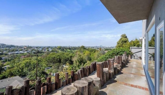 Spacious Retreat-Sweeping Views!