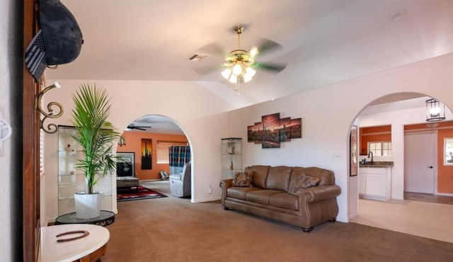 Spacious Route 66 retreat. Golf Course. Pet Friendly. Grand Canyon and Vegas.