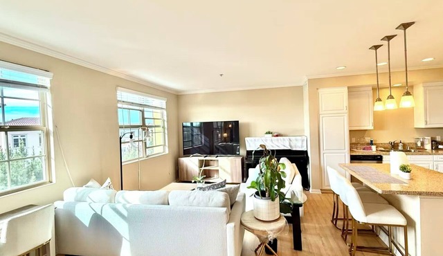 Spacious Studio - 2 Beds - Walk to Irvine Spectrum in Lake Forest