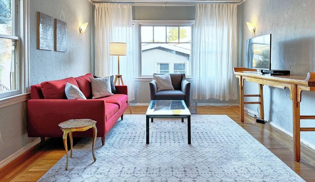 Spacious, Sunny Upper Flat Newly Listed! in Oakland