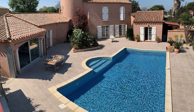 Spacious villa with private pool max 14 people near the beach in bompas