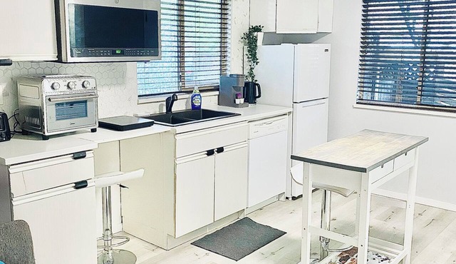 Sparkling Modern Kitchenette Suite Close to Nature, Private/Separate Suite in Maple Ridge