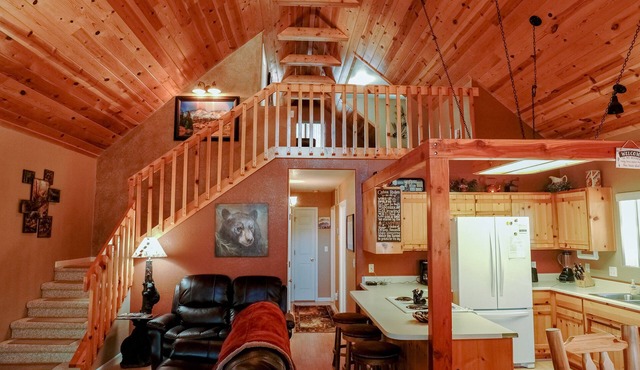 SPECTACULAR COZY CABIN NESTLED IN THE PINES BIG FRONT DECK FENCED FOR DOGS