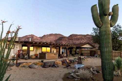 Spectacular Desert Cottage with Sauna and Jacuzzi in California