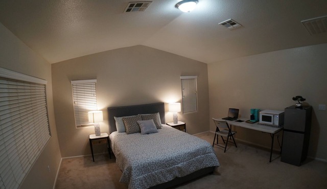Spectacular Master Bedroom 15 Minutes to Las Vegas Strip