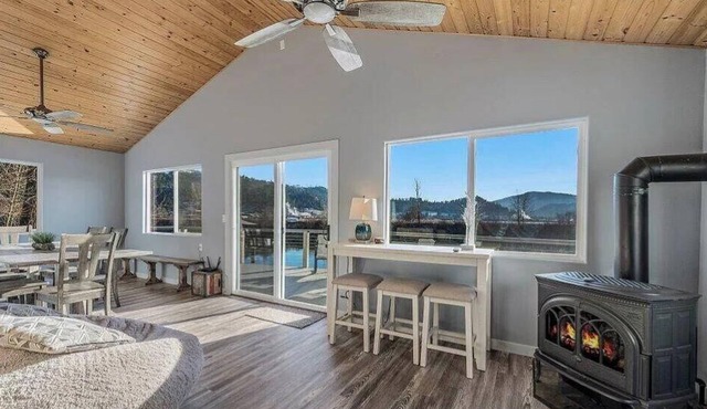 St. Joe River Retreat in lovely Saint Maries with A/C in Saint Maries