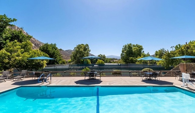 Stay in the Heart of Ramona! Full Kitchen, Free Parking & Pool!