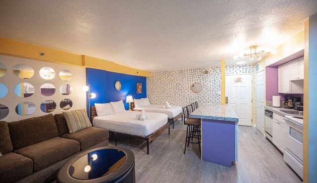 Stay Together Suites - Cozy Condominium, Sleeps 8, Center Strip - Jockey Club