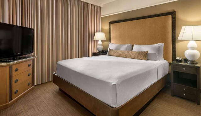 Stay, Work, and Play in Style Near Scottsdale's Top Attractions! Pets Welcome!