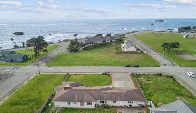 Steps to beach! Pet friendly. in Crescent City