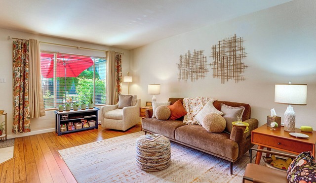 Steps to Fashion Square! Condo w/Patio & Pool