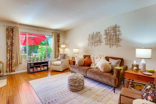 Steps to Fashion Square! Condo w/Patio & Pool